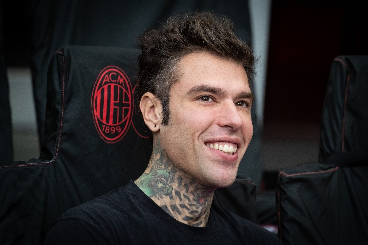 Fedez allo stadio durante una partita di Serie A, mentre assiste alla sfida tra AC Milan e Hellas Verona