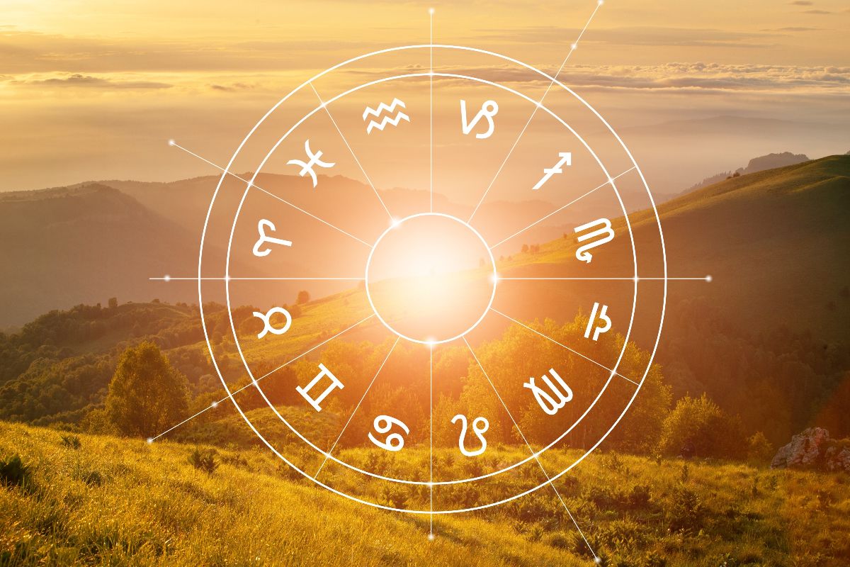 Rappresentazione dei segni zodiacali su uno sfondo di cielo al tramonto.