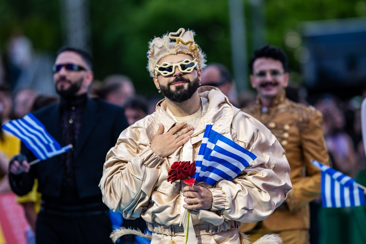 Akylas, rappresentante della Grecia, partecipa al Turquoise Carpet della cerimonia inaugurale del 70° Eurovision Song Contest