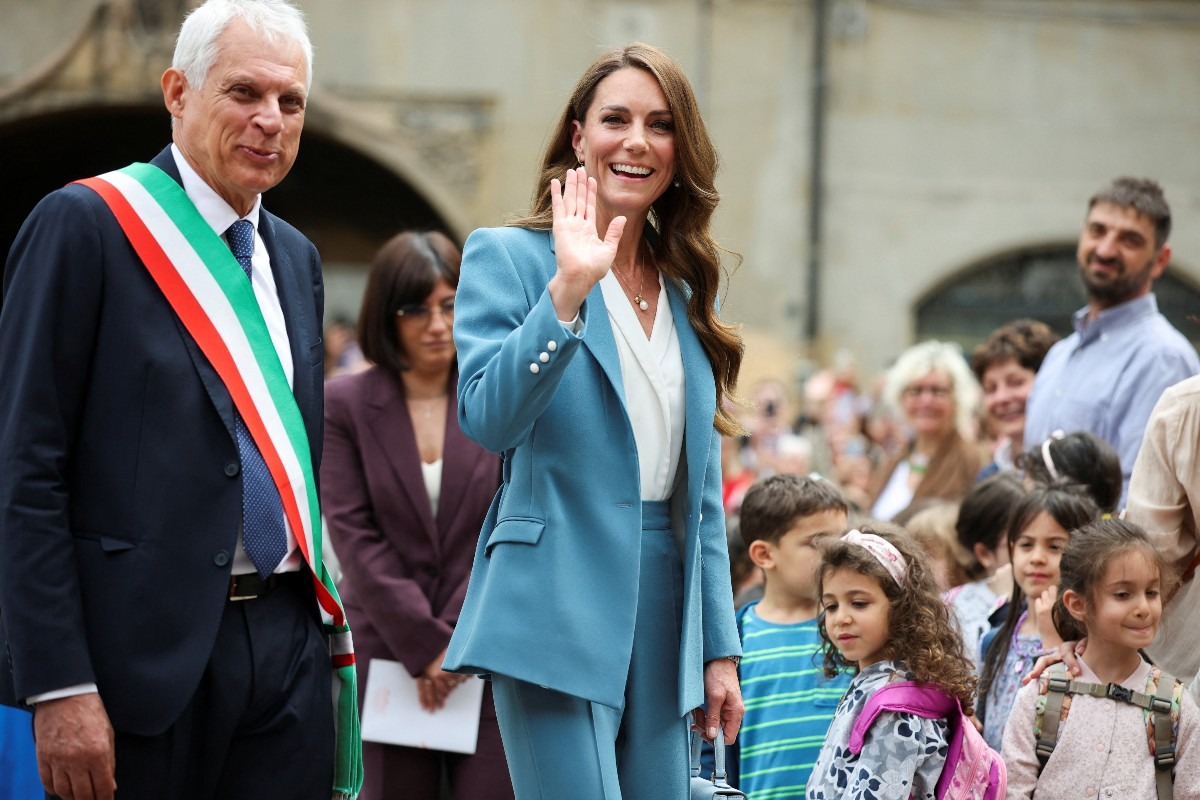 Kate Middleton saluta accanto al sindaco di Reggio Emilia Marco Massari al suo arrivo in municipio durante la prima giornata della visita in città