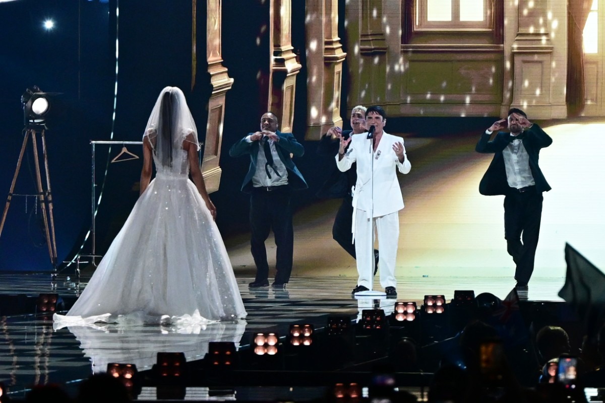 Sal Da Vinci si è esibito all’Eurovision 2026 con Marcello Sacchetta e Francesca Tocca, vestita da sposa sul palco.