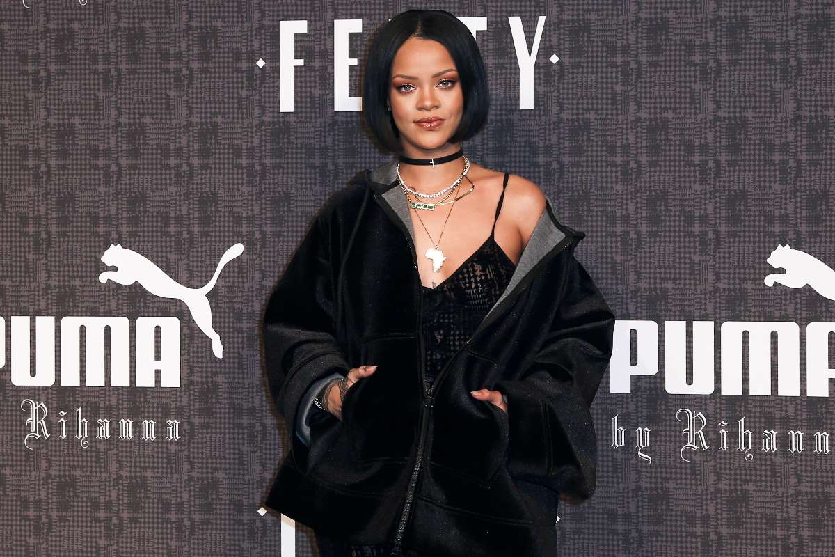 La cantante Rihanna alla sfilata della sua collezione FENTY PUMA durante la settimana della moda di New York nel febbraio 2016.