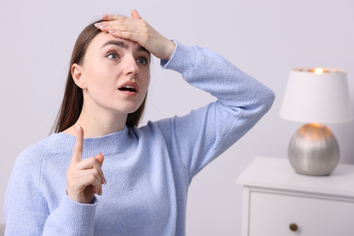 Donna che prova a ricordare qualcosa in casa