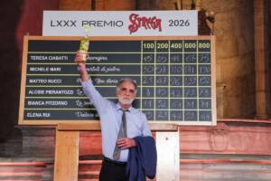 Michele Mari riceve il Premio Strega 2026 per la letteratura